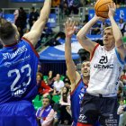 Kovacevic arma el brazo ante el punteo de Stumbris.