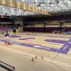 Imagen de la pista central de Pisuerga lena de calderos por las goteras.