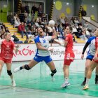 Lorena Téllez lanza entre líneas en el partido ante Gijón.Foto.: LOF/Aurelio Flórez