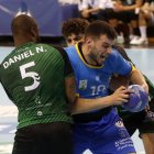 El pivote Álvaro Martínez se abre hueco para tirar.