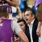 Iñaki Martín arenga a sus jugadores.