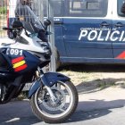 Agente y vehículos de la Policía Nacional, en una imagen de archivo.