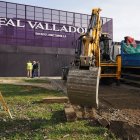 Una máquina excavadora junto al estadio Zorrilla en el inicio de las obras en los accesos.