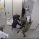 Los ladrones, captados por las cámaras en el momento de desvalijar la tienda de Apple en Río Shopping.