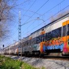 Tren vandalizado con grafitis, en una imagen de archivo.