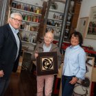 Zamacola, Noriega y Delibes en Velliza, con una de las obras donadas
