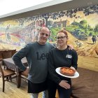 La cocinera Cristina Laredo y su marido Paulino Estébanez, en el comedor, delante del mural del Marín de la Red.