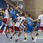 Miguel Martínez vuela ante la defensa del que será su equipo la próxima temporada