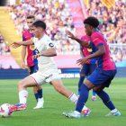 Mario Martín, rodeado de rivales en el Barcelona-Real Valladolid de la primera vuelta.