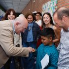 El alcalde de Valladolid saludo a uno de los alumnos del CEIP Cristóbal Colon.