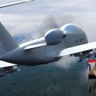 El Eurodrone y el portavoz de la UPL en el Ayuntamiento de León, Eduardo López Sendino, en la foto pequeña