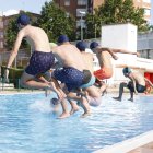 Un grupo de amigos se lanza al agua en una piscina de Valladolid, en una imagen de archivo.