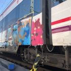 Operarios limpian un grafiti en un tren en una imagen de archivo.