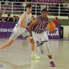 Shemar Wilson sube el balón ante Ondrej Hustak.