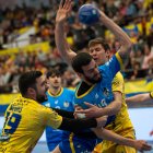 Miguel Martínez intenta tirar mientras es agarrado por Megías y Fischer.