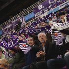 Aficionados blanquivioleta en una grada del polideportivo Pisuerga.