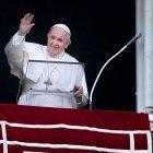El Papa Francisco saluda desde el balcón de la basílica de San Pedro, en una imagen de archivo.