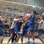 Cuestión de deseo. Tres jugadores del Oviedo bloquean el rebote ante Vucetic.Foto.: LOF/Aurelio Flórez