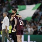 Álvaro Rubio consuela a Luis Pérez, quien fue de forma increíble titular en el Benito Villamarín.
