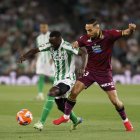 Anuar Tuhami en una acción del partido ante el Real Betis.