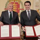 Jesús Julio Carnero y Juan Carlos Suárez-Quiñones durante la firma del protocolo.