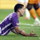 Marcos André, en el suelo, se lamenta en una acción de un partido de esta temporada.