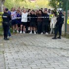 Aficionados del Real Valladolid cantan contra los jugadores en la vuelta del equipo de Sevilla a Valladolid.