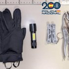 Herramientas y guantes utilizados por el detenido para cometer los robos.

La Policía Nacional han detenido a un hombre en Valladolid por el robo con fuerza en el interior de dos vehículos en la calle Nueva del Carmen de la capital vallisoletana.

ESPAÑA EUROPA CASTILLA Y LEÓN SOCIEDAD
POLICÍA NACIONAL