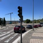 Varios vehículos ceden el paso ante un semáforo apagado por el apagón.