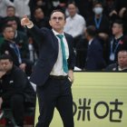 Hugo López, dirigiendo un partido de los Liaoning Leopars en la CBA china.