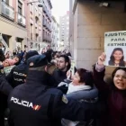 Protesta de allegados de Esther López en los juzgados en una de las declaraciones del investigado Óscar S.M.