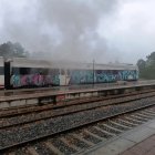 Tren regional Valladolid-Puebla de Sanabria incendiado en la estación de Sarracín.