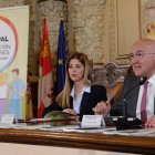 Carolina del Bosque y Jesús Julio Carnero en la presentación del Plan de Adicciones.