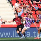 Asano, Moro y Aznou observan el balón en una acción del partido.