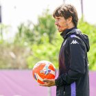 Rubio observa un entrenamiento, balón en mano.