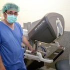 El doctor David Pacheco, jefe de Cirugía General del Río Hortega, junto al robot Da Vinci de este centro.
