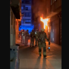 Bomberos intentando sofocar las llamas en la vivienda incendiada en San Juan.