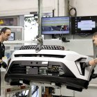 Dos operarios montan una carrocería en la factoría de Renault en Valladolid.