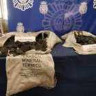 Alijo incautado en su día a los tres acusados.
Policías de España y Portugal se incautan en Medina (Valladolid) de dicho envío valorado en 33 millones de euros
VALLADOLID, 22 (EUROPA PRESS)
Fiscalía de Valladolid solicita condenas de diez años de cárcel para tres presuntos 'narcos' detenidos en el verano de 2021 como integrantes de una de las mayores redes de distribución de cocaína del País Vasco que empleaba un procedimiento inédito para ocultar la droga, en concreto mediante la impregnación de esta sustancia en carbón vegetal a través de un complejo proceso químico. Se incautaron 862 kilogramos de 'coca' valorada en 33 millones de euros, el mayor alijo de los ocupados hasta el momento en Castilla y León.
El banquillo de los acusados en la Audiencia de Valladolid lo ocuparán el próximo día 27 de mayo Julio Ángel P.A, Gabriel M.G. y Abdelkrim M, quienes, además de una decaída de prisión para cada uno de ellos, se exponen al pago de multas por importe del valor de la mercancía incautada, en concreto 33.263.703 euros, según informaron a Europa Press fuentes jurídicas.
Mediante esta operación, desarrollada tras más de un año de investigación junto a la Policía Judiciaria de Portugal, fueron detenidas tres personas en la localidad vallisoletana de Medina del Campo, entre las que se encuentra su líder, el histórico narcotraficante vasco Julio Ángel P.A, que operaba a nivel nacional e internacional mediante un complejo entramado de empresas que utilizaba para importar cocaína desde América Latina, concretamente desde Barranquilla (Colombia), y distribuirla en España, principalmente en el País Vasco.
Las investigaciones, dadas a conocer en junio de 2021 por el entonces delegado del Gobierno en Castilla y León, Javier Izquierdo, junto con el también entonces jefe superior de la Policía Nacional en la Comunidad, Juan José Campesino, y responsables de Policía Judicial de ambos países, comenzaron a principio del año 2020 sobre una