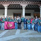 Jugadoras de El Salvador con miembros del club y de la Diputación.