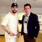 Jerry Fernández, junto con  el ex jugador azulgrana Gerard Piqué.