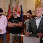 Carnero junto con Miguel Gane, Mara Torres y César Pérez Gellida en el Ayuntamiento.