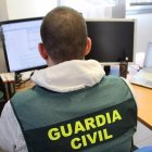 Un agente de la Guardia Civil trabaja en su oficina.