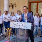 El presidente de la Diputación, Conrado Íscar, se dirige con elogios a las remeras en la sede de la Diputación.