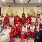 El equipo de Castilla y León posa con sus medallas de campeones.