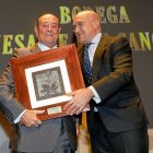 Luis Sanz recibe de Jesús Julio Carnero el premio de La Posada de El Mundo de Castilla y León 2018 a Mejor Proyecto de Valladolid