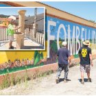 Fombellida, el pueblo de las mil y una fuentes. En la imagen superior, una vecina en la fuente de piedra de la iglesia.