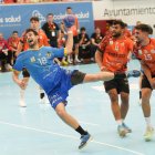 Álvaro Martínez intenta culminar una acción desde el pivote ante el Torrelavega.