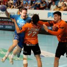 Una acción del partido entre Recoletas Atlético Valladolid y Torrelavega en Huerta del Rey.