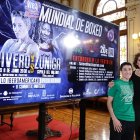 Isa Rivero posa con el cartel de la pelea junto a la concejala de Deportes Mayte Martínez.